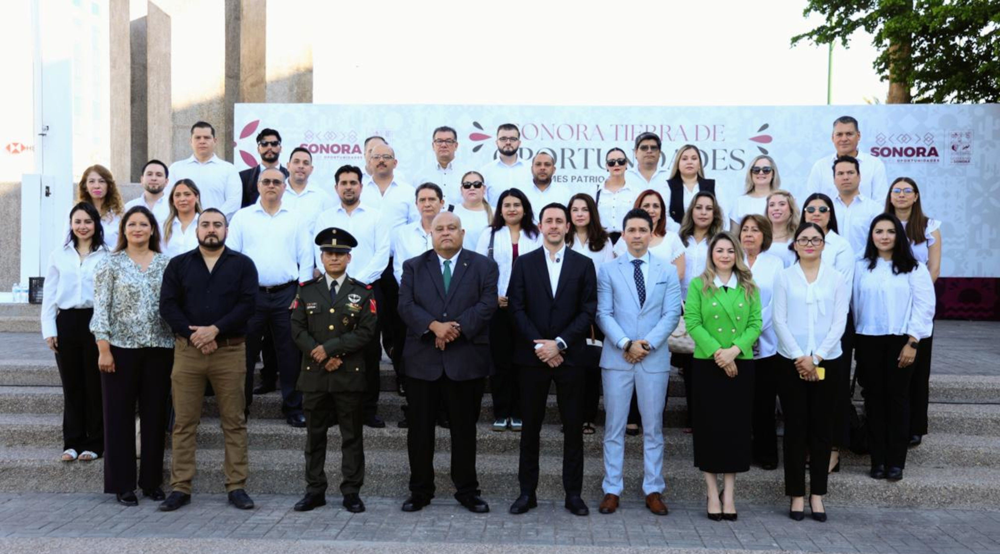 El Dr. Vladimir Gómez Anduro, Magistrado Presidente, junto a las Magistradas Alejandra Velarde Félix  y Ana Maribel Salcido Jashimoto así como personal del TEE Sonora, asistieron a la Ceremonia de Izamiento de nuestro Lábaro Patrio